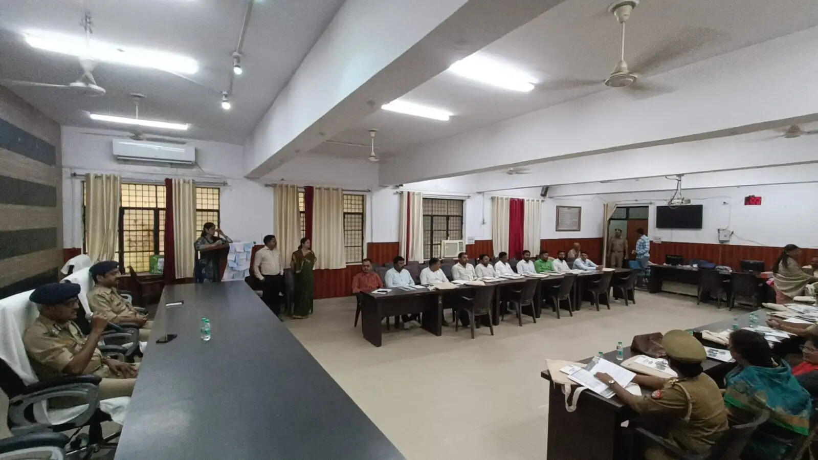 अधिकारियों ने बताया कि ‘बहू-बेटी सम्मेलन’ का उद्देश्य नवविवाहित महिलाओं और 15 से 35 वर्ष आयु वर्ग की युवतियों को एक ऐसा मंच उपलब्ध कराना है, जहां वे बिना किसी झिझक के अपनी सामाजिक, पारिवारिक और व्यक्तिगत समस्याएं साझा कर सकें तथा संबंधित विभागों से समाधान प्राप्त कर सकें।