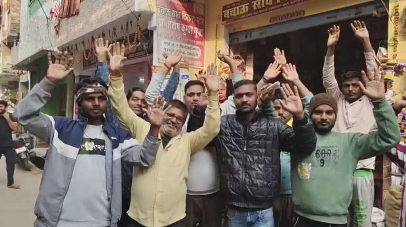 चंदौली में राजकीय शोक के दौरान बिजली विभाग की मनमानी, बिल जमा होने के बावजूद काटी जा रही बिजली कनेक्शन