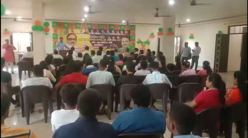 Chanduali News: बोले भाजपा नेता नहीं कटेगा कैबिनेट मंत्री डॉ महेंद्र नाथ पांडे का चंदौली से टिकट, जगदीशसराय में धूमधाम से मनाया जन्मदिन