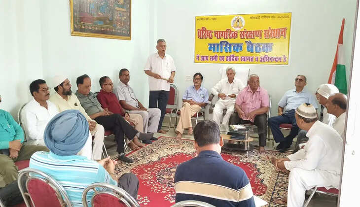 मिर्जापुर में वरिष्ठ नागरिक संरक्षण संस्थान की मासिक बैठक आयोजित हुई। बैठक में वरिष्ठ नागरिकों के सम्मान, सरकारी योजनाओं का लाभ, जन-जागरूकता अभियान और सामाजिक सुरक्षा को लेकर महत्वपूर्ण निर्णय लिए गए।