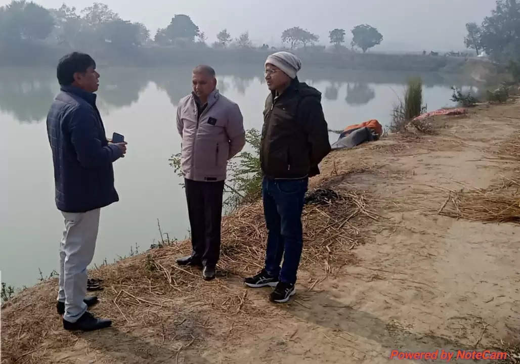 Chandauli News: उप निदेशक मत्स्य वाराणसी अनिल कुमार ने चन्दौली में ग्राम सभा के तालाब में हो रहे मत्स्य पालन कार्य का किया निरीक्षण
