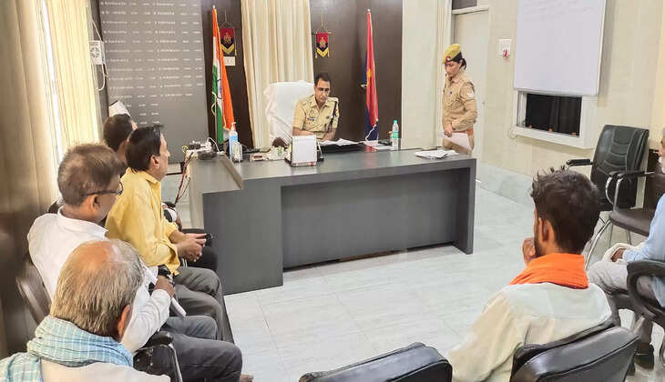 Chanduli News: पुलिस अधीक्षक चन्दौली द्वारा प्रतिदिन की भांति जनता दर्शन में आए फरियादियों की सुनी गई समस्याएं, दिया कार्यवाही&nbsp;का शख्त दिया&nbsp;निर्देश&nbsp;