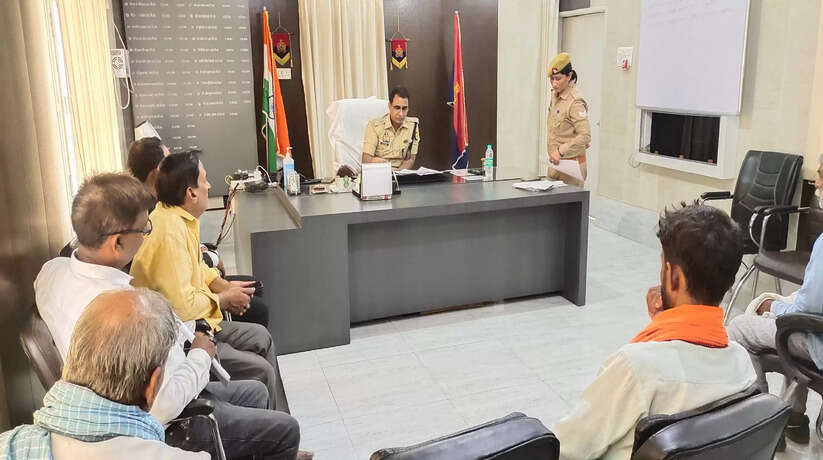 Chanduli News: पुलिस अधीक्षक चन्दौली द्वारा प्रतिदिन की भांति जनता दर्शन में आए फरियादियों की सुनी गई समस्याएं, दिया कार्यवाही का शख्त दिया निर्देश