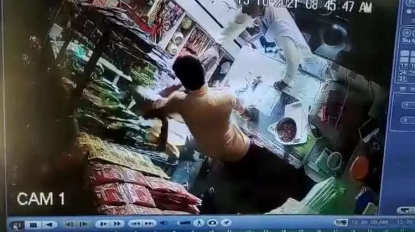 चन्दौली: दुकान में घुसकर व्यापारी पर हमला, वीडियो सोशल मीडिया पर वायरल