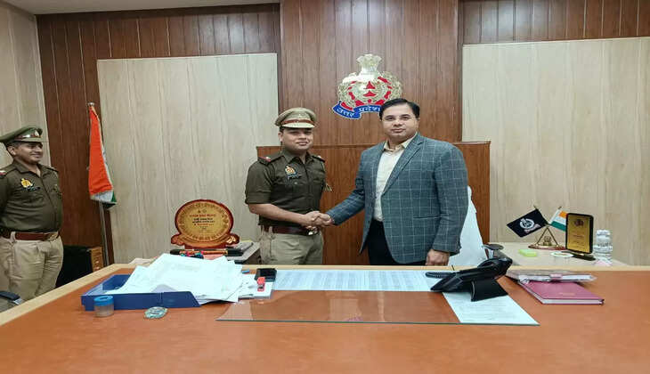 कंप्यूटर ऑपरेट के पद उन्नति होने पर कंधों पर स्टार लगाकर वरिष्ठ पुलिस अधीक्षक ने खिलाई मिठाई और दी बधाई