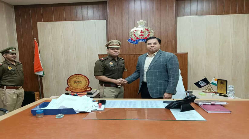 कंप्यूटर ऑपरेट के पद उन्नति होने पर कंधों पर स्टार लगाकर वरिष्ठ पुलिस अधीक्षक ने खिलाई मिठाई और दी बधाई