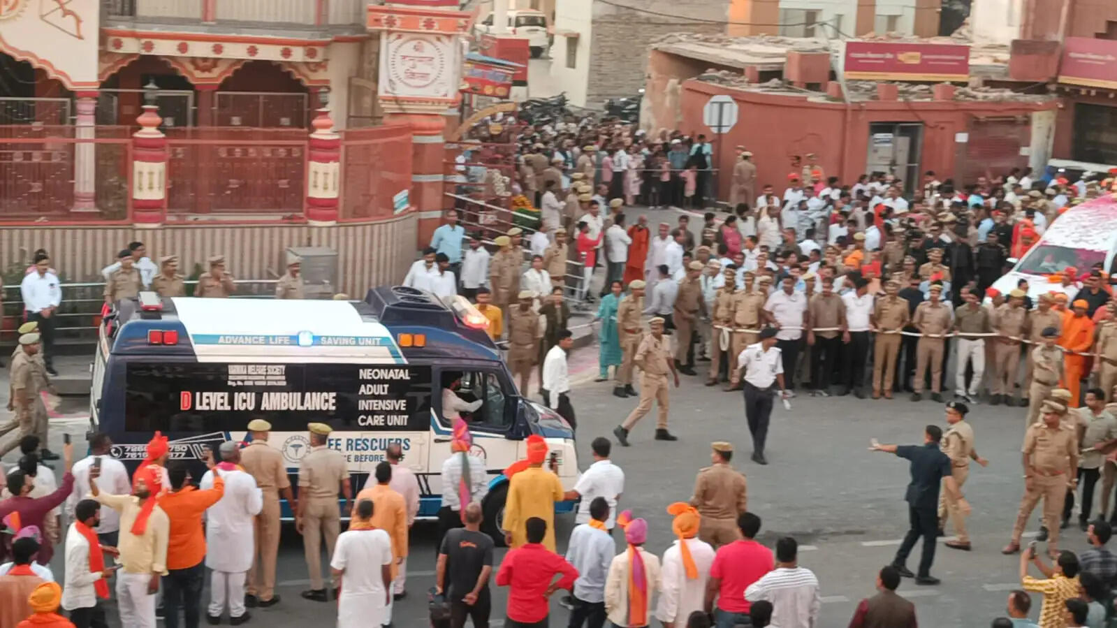 गोरखनाथ मंदिर के मुख्य द्वार के पास शोभायात्रा रोककर एंबुलेंस को रास्ता दिए जाने की घटना ने आपातकालीन सेवाओं के प्रति जिम्मेदारी का संदेश दिया। धार्मिक परंपराओं के निर्वहन के साथ मरीजों की सुरक्षा और जरूरत के समय मदद उपलब्ध कराना भी सार्वजनिक व्यवस्था का अहम हिस्सा है।