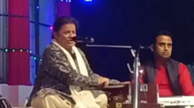 अयोध्या में अंतरराष्ट्रीय धार्मिक संगठन अखिल भारतीय जयगुरु के तत्वाधान में आयोजित राम उत्सव देव दीपावली मे भजन सम्राट