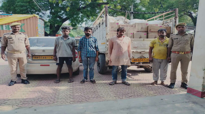 Chandauli News: गाड़ी में सब्जियों के बीच बिहार ले जाई जा रही थी अवैध शराब