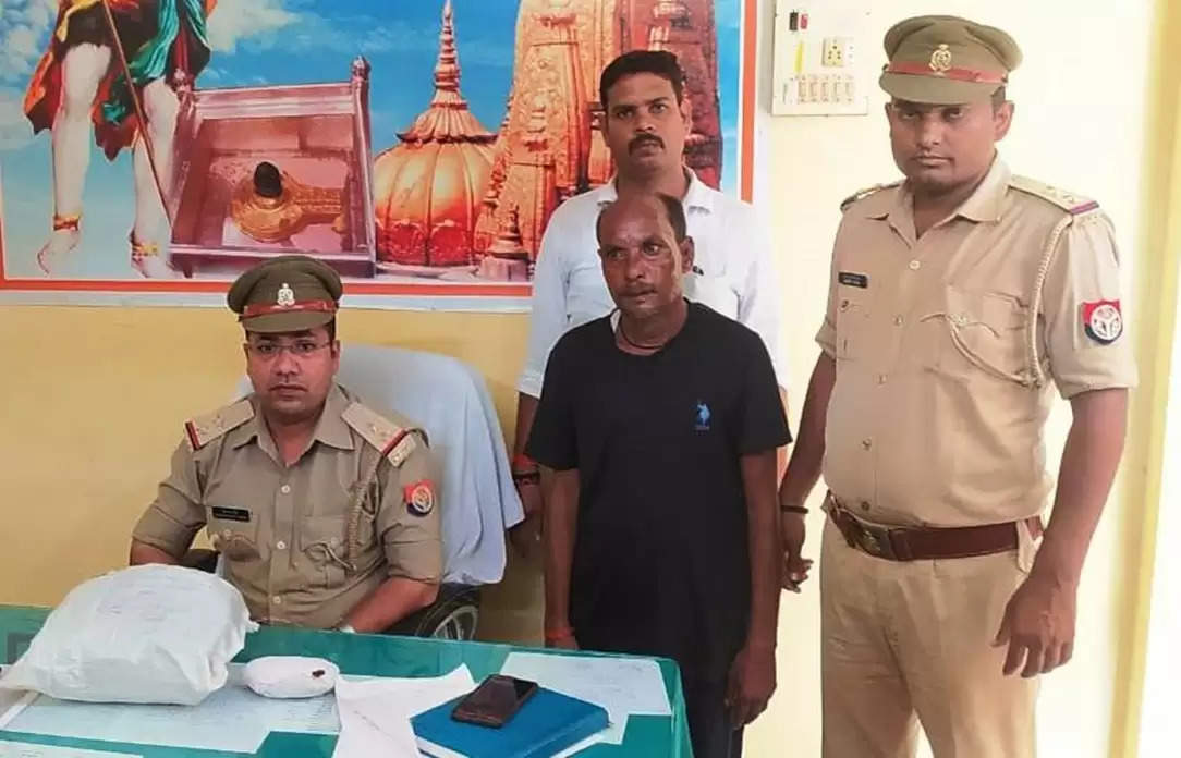 वाराणसी पुलिस ने एक गांजा तस्कर को किया गिरफ्तार, उसके पास से 2.5 किलोग्राम अवैध गाँजा हुआ बरामद।