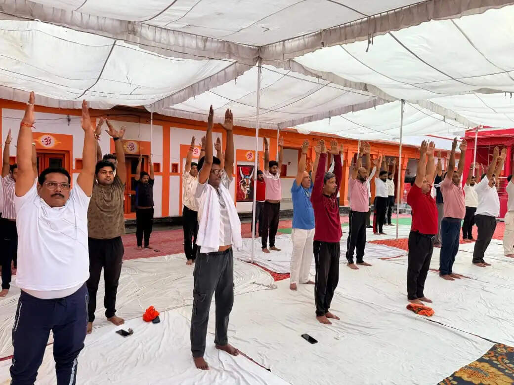 शिविर में बड़ी संख्या में योग साधकों, सामाजिक कार्यकर्ताओं एवं युवाओं ने भाग लिया। इस अवसर पर रुद्र पांडेय, मनीष वर्मा, दिनेश अग्रहरि, नीतीश सिंह, गप्पू सिंह, उमेश सिंह, अमन अग्रहरी, सागर सेठ, गणेश वर्मा, आशीष विश्वकर्मा, गोलू कुशवाहा सहित अनेक पदाधिकारी एवं कार्यकर्ता उपस्थित रहे।