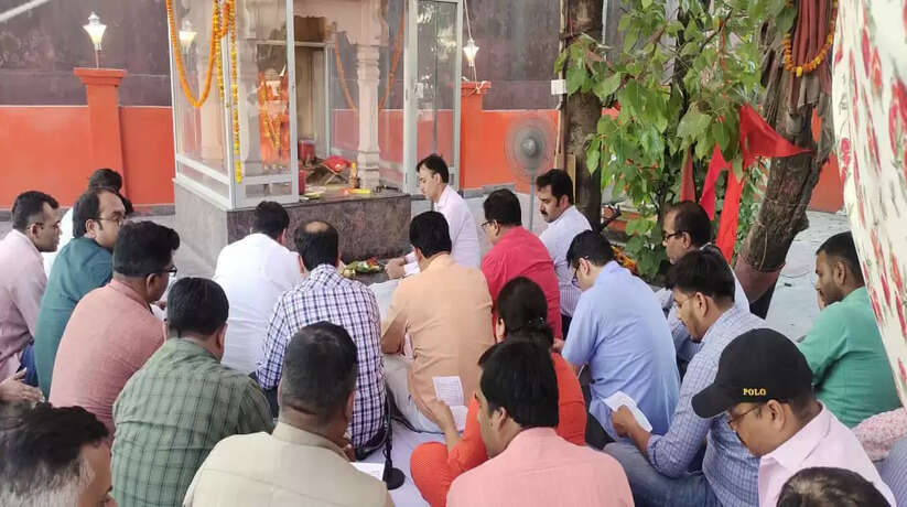 हनुमान जयंती के अवसर पर आई जी एल में सुन्दरकाण्ड पाठ और प्रसाद वितरण का आयोजन