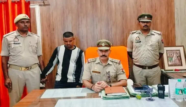 रामनगर पुलिस ने नाबालिग को भगाने के आरोपी को किया गिरफ्तार, पीड़िता सकुशल बरामद  वाराणसी। पुलिस आयुक्त कमिश्नरेट वाराणसी के निर्देश पर अपराध एवं अपराधियों के विरुद्ध चलाए जा रहे अभियान के तहत थाना रामनगर पुलिस ने नाबालिग लड़की को बहला-फुसलाकर भगा ले जाने के मामले में आरोपी को गिरफ्तार कर लिया। पुलिस ने आरोपी के कब्जे से नाबालिग पीड़िता को भी सकुशल बरामद कर लिया है।  पुलिस उपायुक्त काशी जोन के निर्देशन, अपर पुलिस उपायुक्त काशी जोन के पर्यवेक्षण तथा सहायक पुलिस आयुक्त कोतवाली एवं प्रभारी निरीक्षक रामनगर के नेतृत्व में कार्रवाई करते हुए पुलिस टीम ने मुखबिर की सूचना पर राजा साहनी (21 वर्ष) पुत्र शिवपूजन साहनी निवासी ग्राम सूजाबाद, थाना रामनगर को दीना आर्मी ग्राउंड, सूजाबाद स्थित अवधूत भगवान आश्रम समाधि स्थल के पास से गिरफ्तार किया।  पुलिस ने आरोपी के साथ मौजूद नाबालिग पीड़िता को भी सकुशल बरामद कर आवश्यक विधिक कार्रवाई शुरू कर दी है।  गिरफ्तार करने वाली पुलिस टीम प्रभारी निरीक्षक संजय कुमार मिश्र, थाना रामनगर, उपनिरीक्षक वीरेन्द्र मौर्य, हेड कांस्टेबल धीरेन्द्र दीक्षित, कांस्टेबल अखिलेश कुमार।&nbsp;