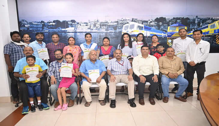 बरेका में आयोजित फोटो प्रदर्शनी में काव्य संगोष्ठी एवं अन्य सांस्कृतिक कार्यक्रम में उत्कृष्ट प्रदर्शन हेतु कलाकारों को किया गया सम्मानित&nbsp;