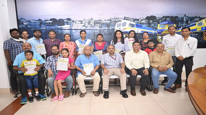 बरेका में आयोजित फोटो प्रदर्शनी में काव्य संगोष्ठी एवं अन्य सांस्कृतिक कार्यक्रम में उत्कृष्ट प्रदर्शन हेतु कलाकारों को किया गया सम्मानित