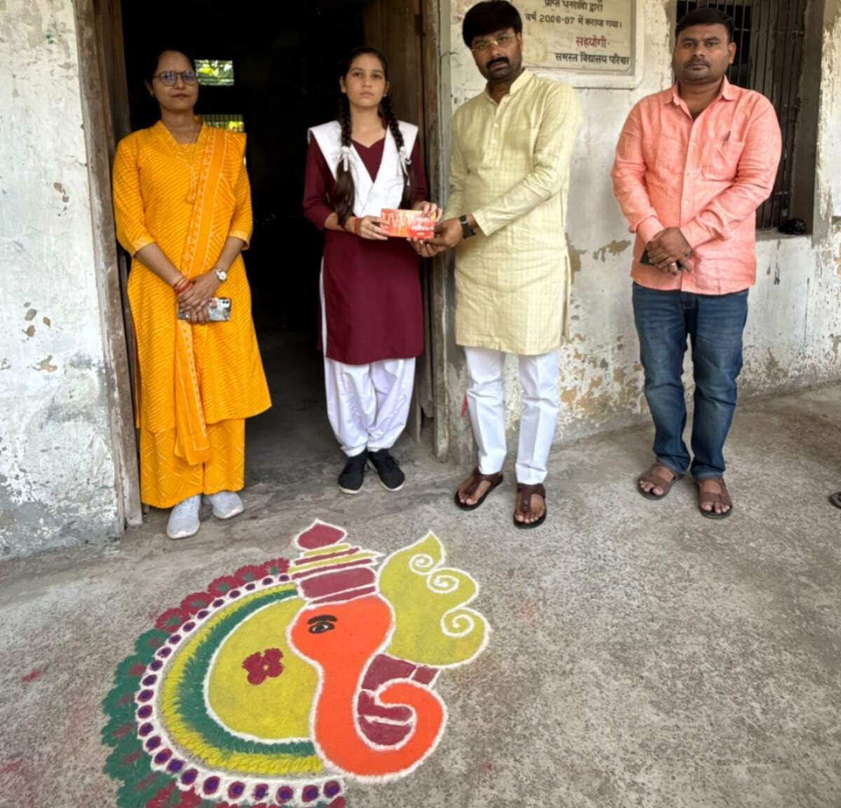 उन्होंने कहा कि भाषण, रंगोली और चित्रकला जैसी प्रतियोगिताएं विद्यार्थियों की रचनात्मक क्षमता को सामने लाने के साथ ही उनके आत्मविश्वास को बढ़ाने में भी सहायक होती हैं। विद्यालय स्तर पर इस तरह की गतिविधियों से छात्रों को अपनी प्रतिभा प्रदर्शित करने का अवसर मिलता है।