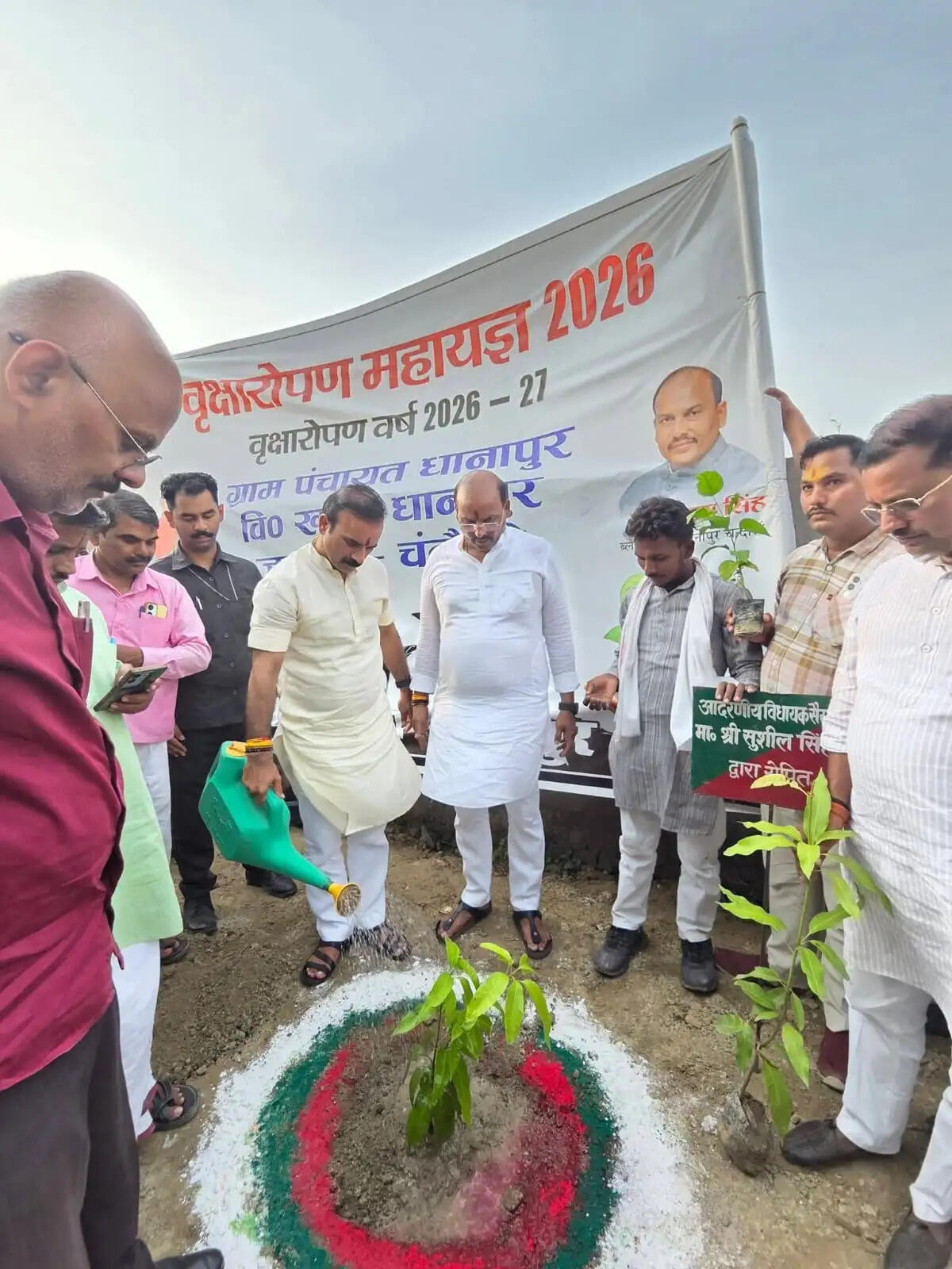 सामुदायिक स्वास्थ्य केंद्र धानापुर परिसर में अधीक्षक डॉ. रितेश कुमार, ग्राम प्रधान रामजी कुशवाहा तथा भाजपा के वरिष्ठ नेता कमलाकांत मिश्रा ने पौधारोपण कर स्वच्छ एवं हरित पर्यावरण का संदेश दिया। उन्होंने कहा कि प्रत्येक व्यक्ति को अपने जीवन में कम से कम एक पौधा अवश्य लगाना चाहिए और उसकी देखभाल भी करनी चाहिए।