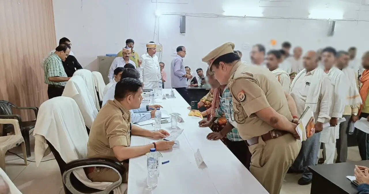 तहसील दिवस में बड़ी संख्या में ग्रामीण और शहरी क्षेत्र के लोग अपनी समस्याएं लेकर पहुंचे। राजस्व, पुलिस, स्वास्थ्य, विद्युत, विकास और अन्य विभागों से जुड़ी शिकायतों को अधिकारियों के समक्ष रखा गया। कई मामलों का मौके पर ही समाधान किया गया, जबकि शेष शिकायतों को निर्धारित समय सीमा के भीतर निस्तारित करने के निर्देश जारी किए गए।
