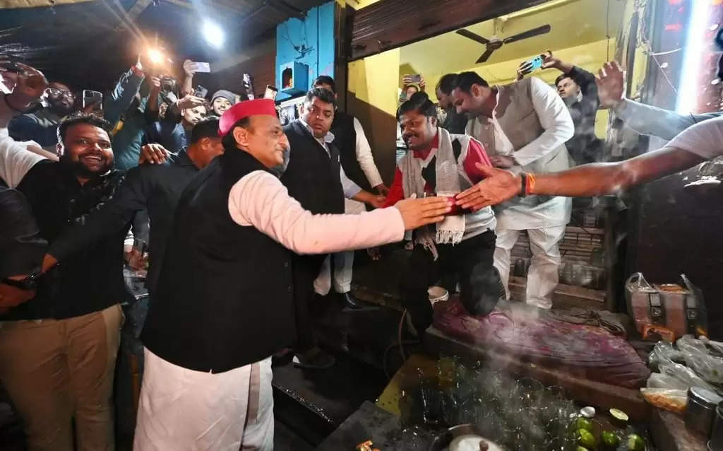 Varanasi News: पीएम मोदी की पसंदीदा दुकान पर अखिलेश यादव ने ली चाय की चुस्की, अखिलेश ने कहा यहाँ बस BJP नेताओ की फोटो तो चाय वाला बोला...