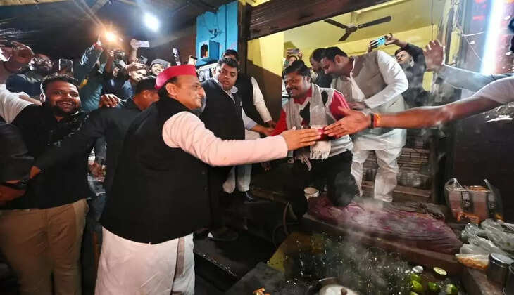 Varanasi News: पीएम मोदी की पसंदीदा दुकान पर अखिलेश यादव ने ली चाय की चुस्की, अखिलेश ने कहा यहाँ बस BJP नेताओ की फोटो तो चाय वाला बोला...