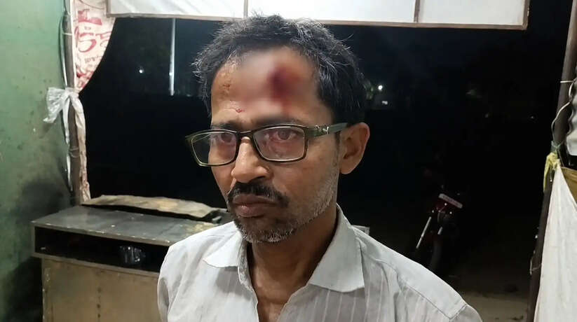 Chandauli News: चंदौली में बिरयानी दुकान पर दबंगई, दुकानदार और पिता से मारपीट