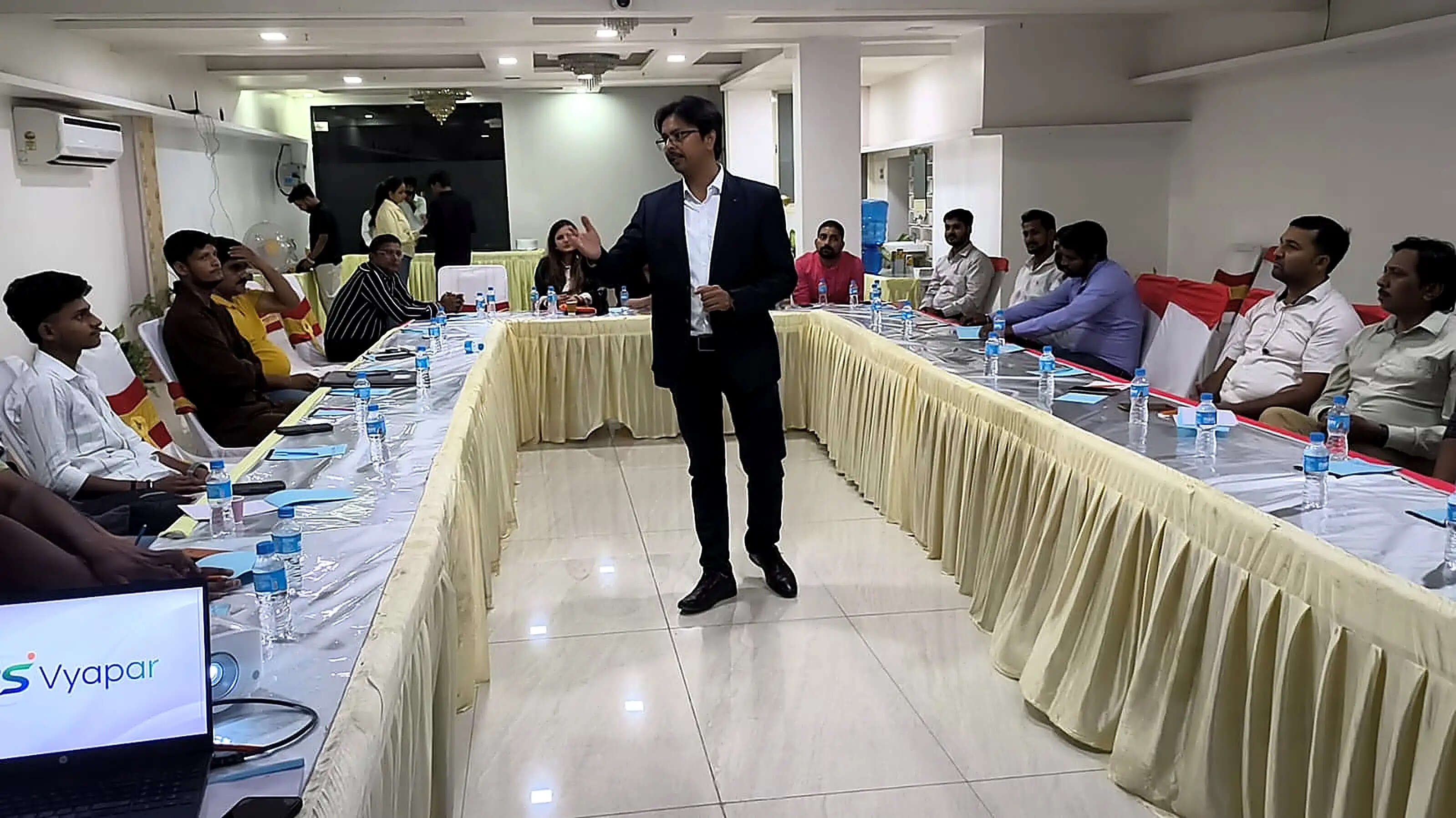 बैठक की शुरुआत वन टू वन इंटरैक्शन सत्र से हुई, जिसमें प्रतिभागियों ने आपसी परिचय के साथ संभावित व्यापारिक सहयोग पर चर्चा की। इसके बाद 3S Vyapar के संस्थापक विपिन मिश्र ने संस्था के उद्देश्यों और व्यापारिक समुदाय को सशक्त बनाने की दिशा में किए जा रहे प्रयासों की जानकारी दी।