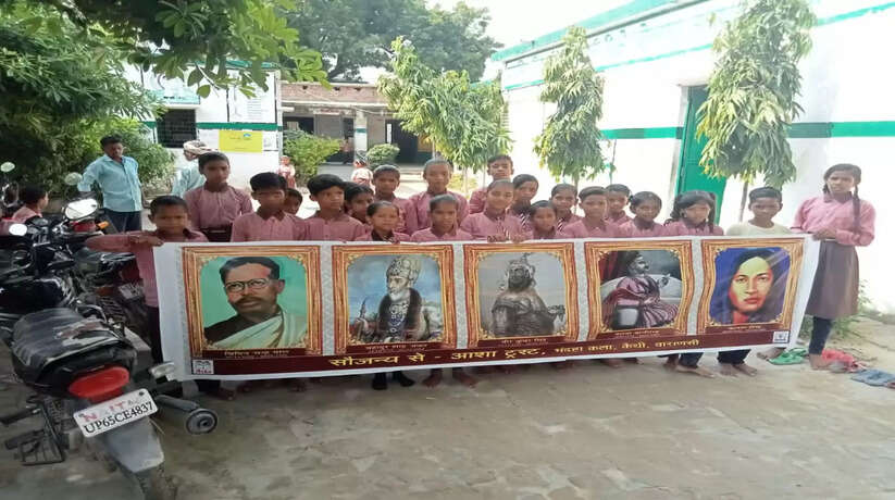 Social organization Asha Trust installed pictures of great freedom fighters in schools.
