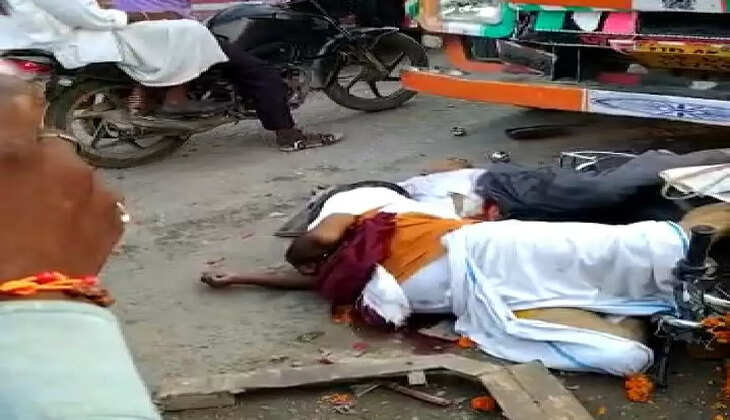 ट्रक के नीचे आई बाइक पे बैठे युवक की मौके पर ही मौत