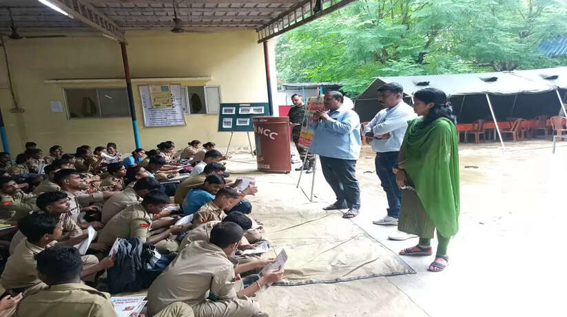 वाराणसी में NCC छात्रों को 'तम्बाकू मुक्त युवा अभियान' के लिए किया गया जागरूक