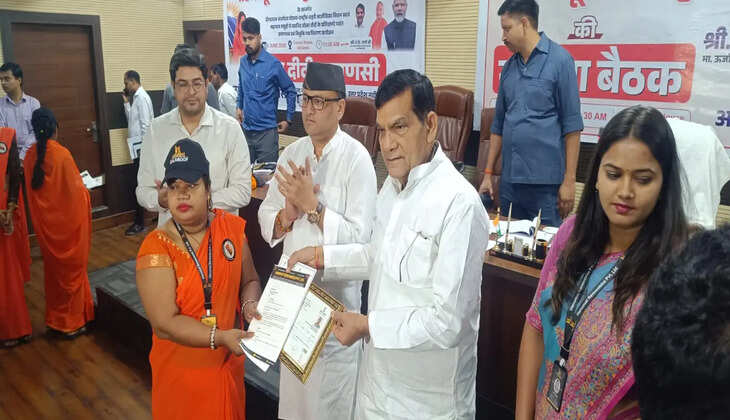 वाराणसी में &lsquo;सोलर दीदियों&rsquo; की नई शुरुआत, ऊर्जा मंत्री ने बांटे जॉब लेटर! पीएम सूर्यघर योजना को मिलेगा नया बल