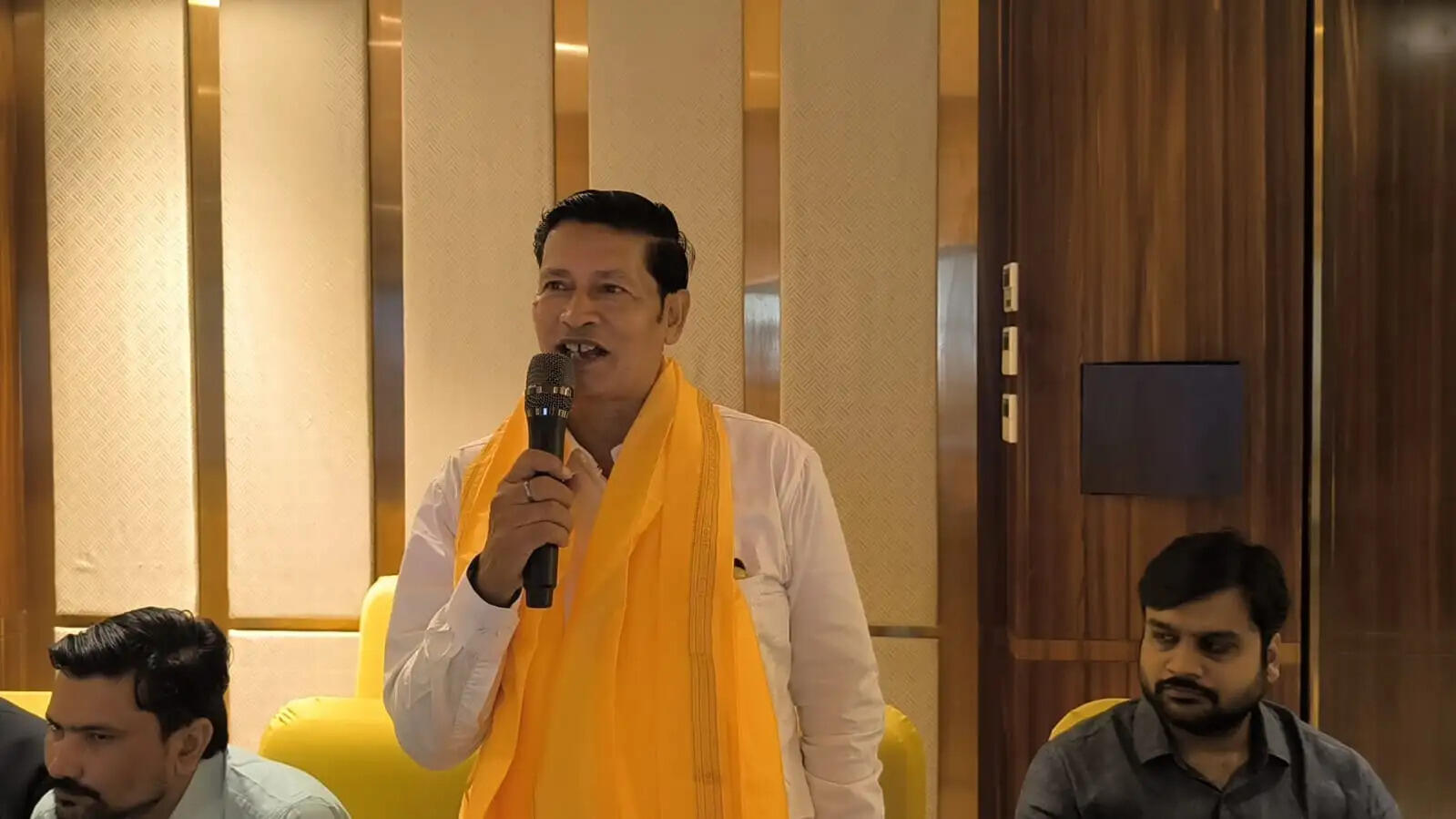 अपने प्रेरणादायक संबोधन में Guest Speaker शैलेंद्र कुमार सिंह ने व्यवसाय में अनुशासन, नेतृत्व क्षमता, सकारात्मक सोच और निरंतर आत्मविकास को सफलता का आधार बताया। उन्होंने कहा कि किसी भी व्यवसाय को आगे बढ़ाने के लिए केवल निवेश ही नहीं, बल्कि सही दृष्टिकोण, टीमवर्क और सीखते रहने की प्रवृत्ति भी आवश्यक है।