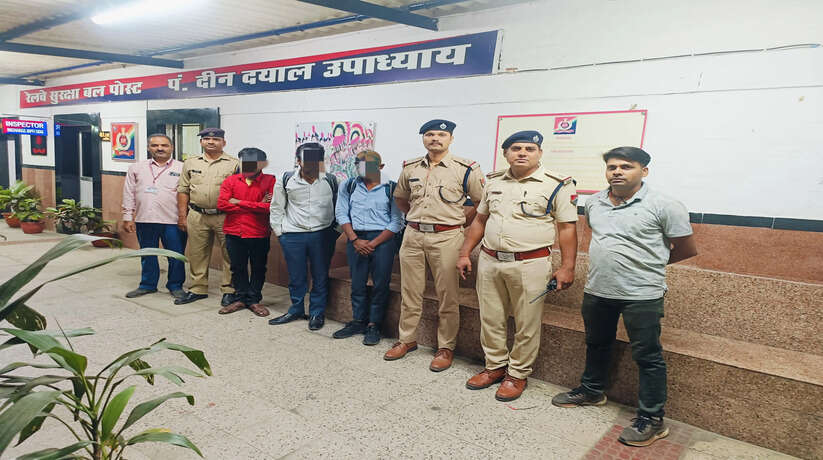 आरपीएफ डीडीयू व जीआरपी पटना के संयुक्त अभियान में पकड़े गए शराब तस्कर