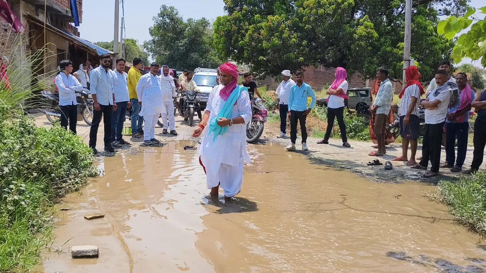 Chandauli News: नगवां की जर्जर सड़क पर सपा के पूर्व विधायक ने बोया काला धान, भाजपा सरकार पर साधा निशाना