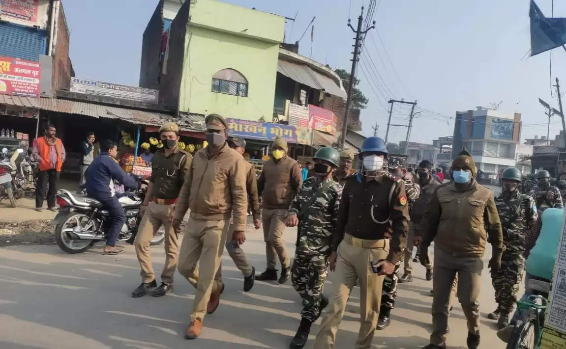 सीमा सुरक्षा बल के साथ पुलिस ने  क्षेत्र में किया फ्लैग मार्च