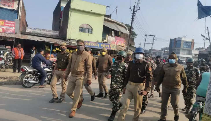 सीमा सुरक्षा बल के साथ पुलिस ने  क्षेत्र में किया फ्लैग मार्च