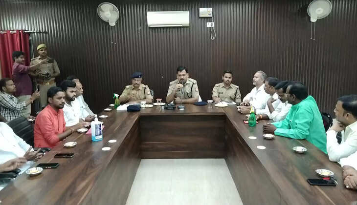 चंदौली:&nbsp;पुलिस लाइन सभागार कक्ष&nbsp;में अखिल भारतीय उधोग व्यापार मंडल एवं उद्योग&nbsp;व्यापार मंडल उद्यमियों सर्राफा व्यवसायियों की बैठक संपन्न