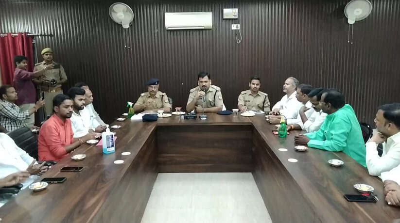 चंदौली: पुलिस लाइन सभागार कक्ष में अखिल भारतीय उधोग व्यापार मंडल एवं उद्योग व्यापार मंडल उद्यमियों सर्राफा व्यवसायियों की बैठक संपन्न