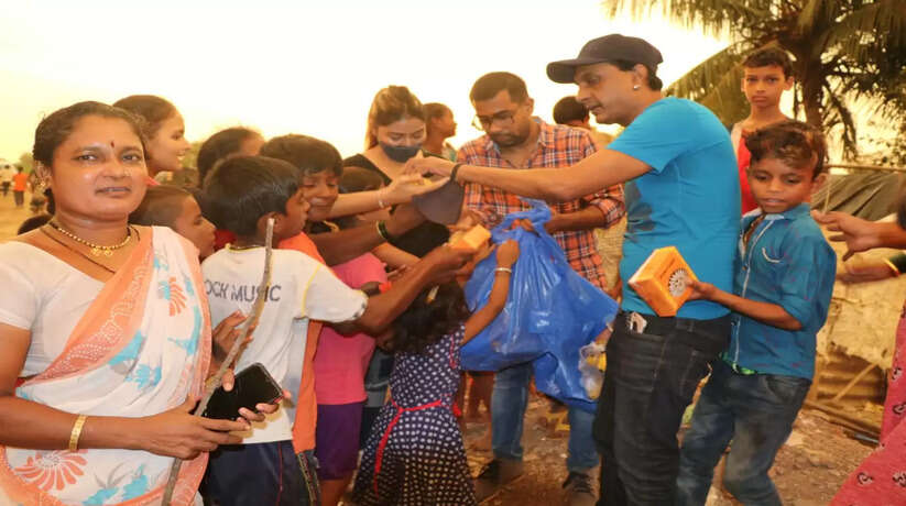 महाराष्ट्र। कहते हैं कि जिसका कोई नहीं होता उसका भगवान होता है। भगवान ही किसी न किसी माध्यम से असहायों को सहारा देते हैं और भूखे को भोजन खिलाते हैं। ऐसी ही एक संस्था है "बन्नी माँ सेवा समिति"। यह संस्था जरूरत मंद लोगों को खाद्य सामग्री का वितरण करती है। बन्नी माँ सेवा समिति संस्था ने नवरात्र के शुभ अवसर पर गरीब, असहाय और जरूरतमंदों को भोजन वितरण किया। संस्था के अध्यक्ष के अध्यक्ष संतोष कुमार सिंह के निर्देशानुसार संस्था के राष्ट्रीय सचिव राकेश रौनक ने अपने अन्य सदस्यों और सहयोगियों के साथ झुग्गी झोपड़ियों में गुजर बसर कर रहे गरीबों में भोजन का वितरण किया। कार्यक्रम में राकेश रौनक के साथ साथ साथ सौरभ कुमार, जाकी पटेल, रैया लबिब, अक्षय दित्ती, प्रिंस अधिकारी और रवि कुमार आदि अन्य लोग शामिल रहे।