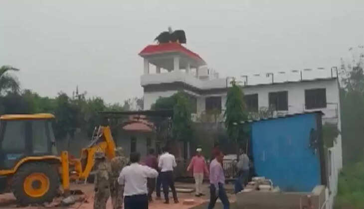 योगी सरकार ने बुलडोजर से उड़ा दिया ओवैसी का बाज, पूरी खबर लाइव भारत न्यूज़ पर...