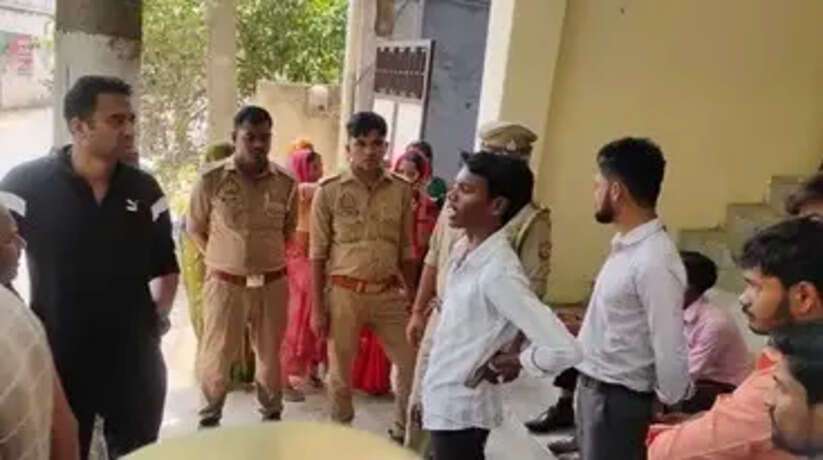 वाराणसी के सारनाथ इलाके में नौकरी दिलाने के नाम पर चल रहे फर्जी कॉल सेंटर का पुलिस ने भंडाफोड़ किया। छापेमारी में 6 लोग गिरफ्तार, कई इलेक्ट्रॉनिक उपकरण और दस्तावेज बरामद।