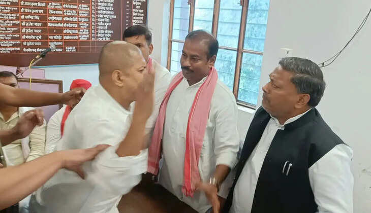 गोरखपुर प्रेस क्लब में सपा की प्रेस वार्ता के दौरान हंगामा, नगीना साहनी से मारपीट का आरोप