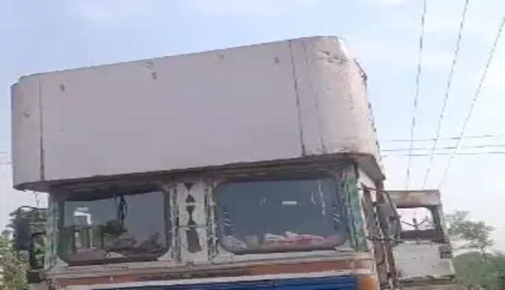 चंदौली के नौगढ़-सोनभद्र मार्ग पर हाईटेंशन लाइन की चपेट में आने से कंटेनर के खलासी की करंट लगने से मौत हो गई, जबकि चालक सहित 11 मजदूर घायल हो गए। पुलिस ने कंटेनर जब्त कर जांच शुरू कर दी है।