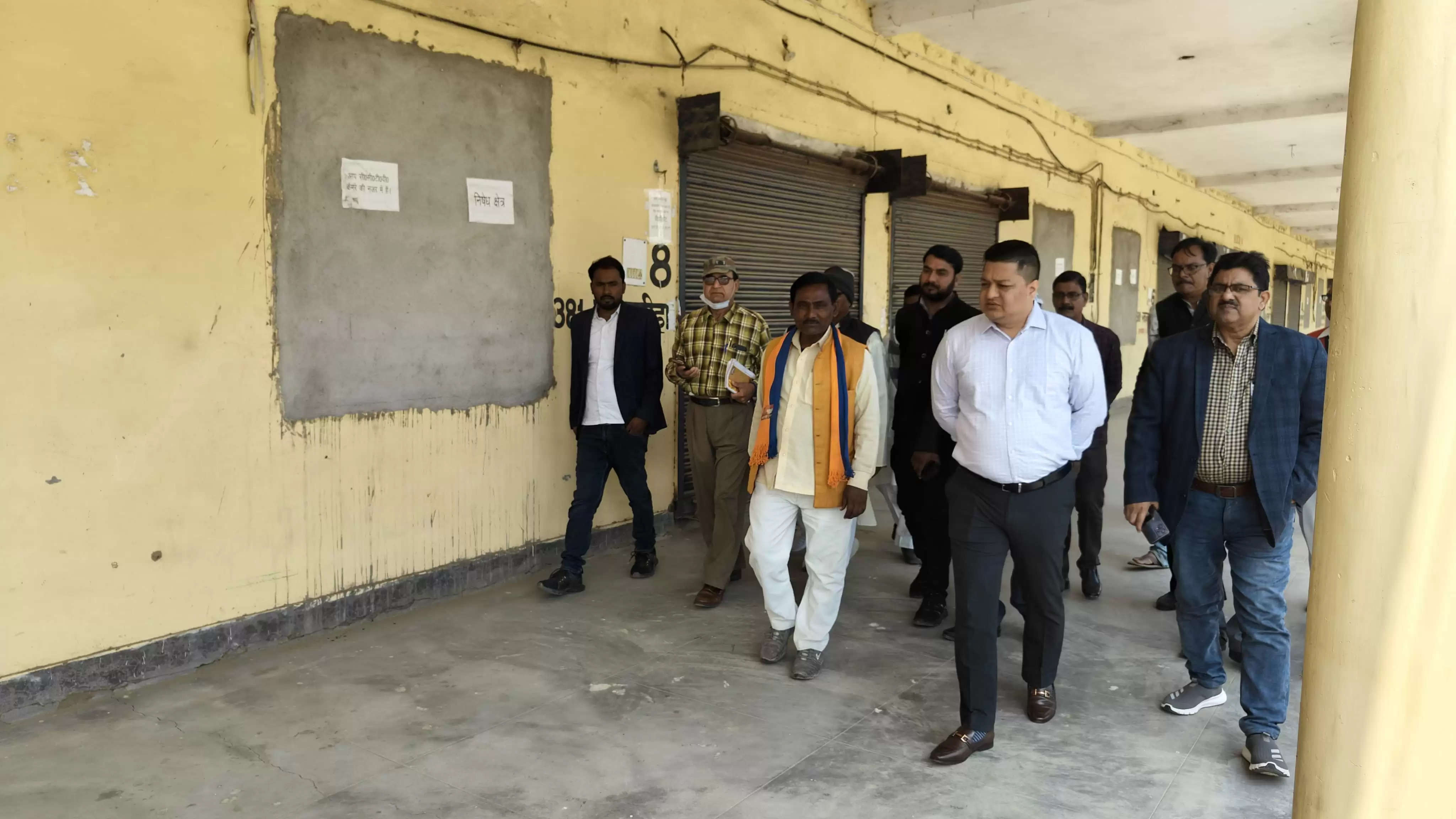 Chanduli News: जिलाधिकारी ने नवीन मंडी गोदाम में ईवीएम मशीनों व वीवीपैड का निरीक्षण कर देखी सुरक्षा व्यवस्था