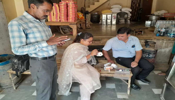 वाराणसी में त्योहार से पहले खाद्य सचल दल ने खाद्य पदार्थो के लिए नमूने&nbsp;