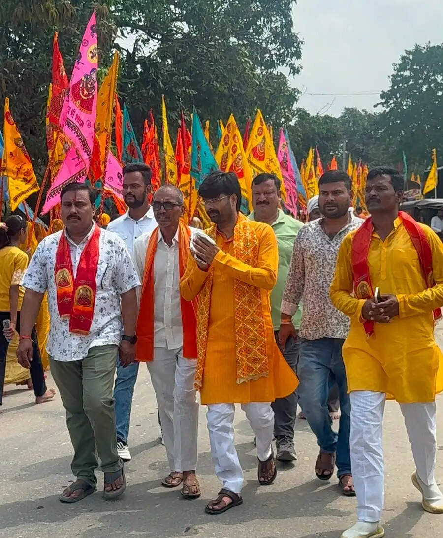 घघसरा में गूंजे श्याम बाबा के जयकारे, श्रद्धा के साथ निकली भव्य निशान यात्रा