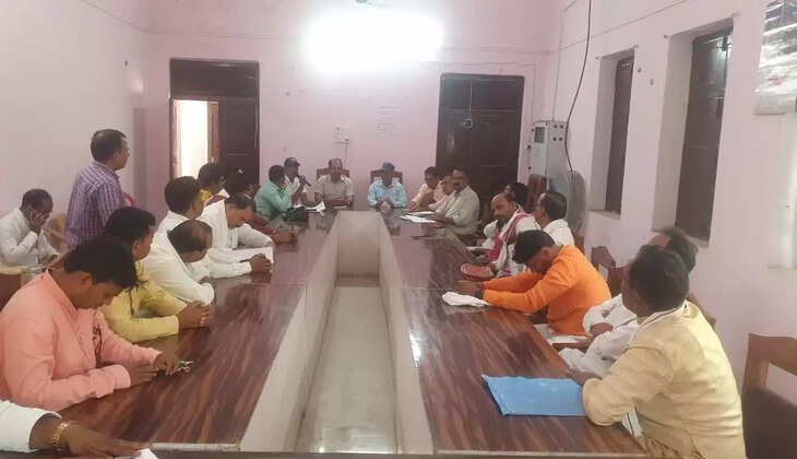 Chandauli News: चन्दौली खंड विकास अधिकारी&nbsp;सभागार में ब्लॉक स्तरीय अधिकारियों एवं ग्राम प्रधानों की बैठक