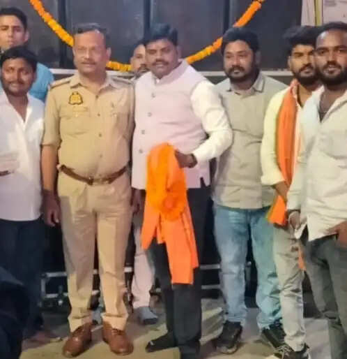 वाराणसी: बिर्दोपुर स्थित तड़वावीर बाबा मंदिर में वार्षिक श्रृंगार पर उमड़ा आस्था का सैलाब