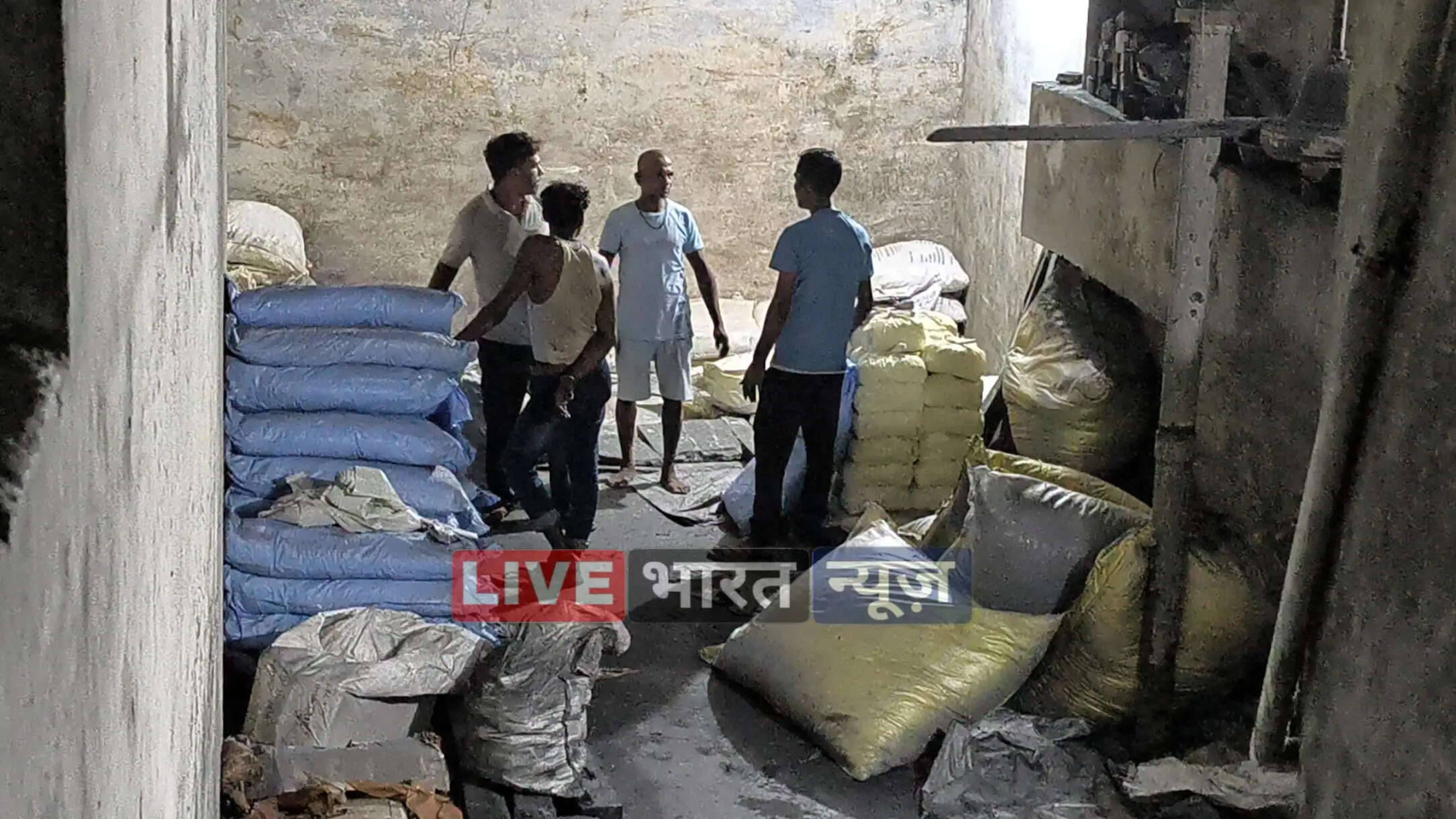 Varanasi News Today, Varanasi Breaking News, Varanasi Explosives Recovery, Ammonium Nitrate News, Dinanath Gola News, Jalpadevi Marg Varanasi, Kotwali Police Varanasi, Saptasagar Chowki, Banaras Latest News, UP Breaking News, Live Bharat News