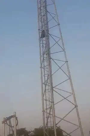 यूपी: पति के पास लौटने की जिद में मोबाइल टावर पर चढ़ी विवाहिता, 2 घंटे तक चला हाईवोल्टेज ड्रामा