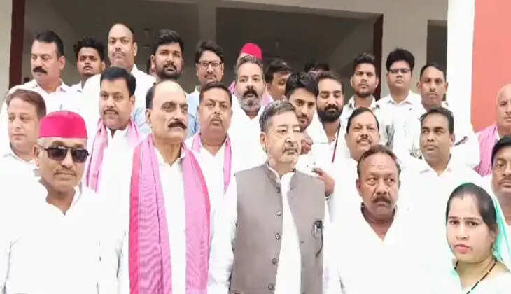चंदौली में किसानों के मुद्दे पर गरजे सपा सांसद वीरेंद्र सिंह, डीएम को सौंपा ज्ञापन